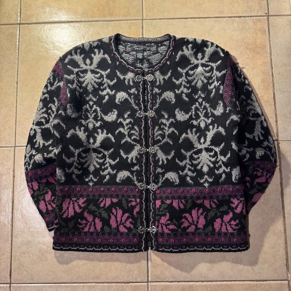 Skyr black white and purple vintage Sweater Size L in Womens